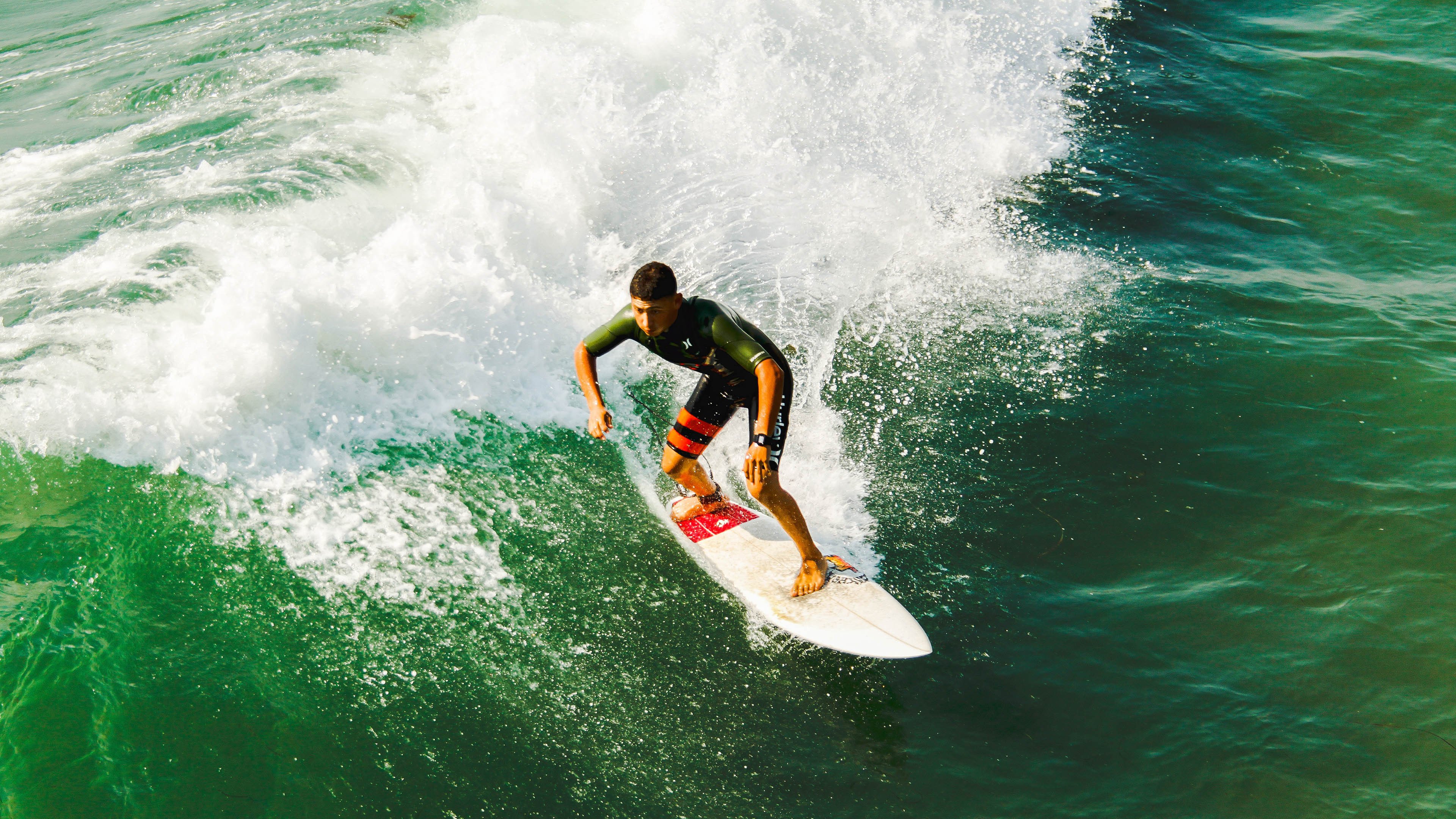 线下比赛逐渐恢复，线上的热度不减，线上比赛和线下比赛有什么区别