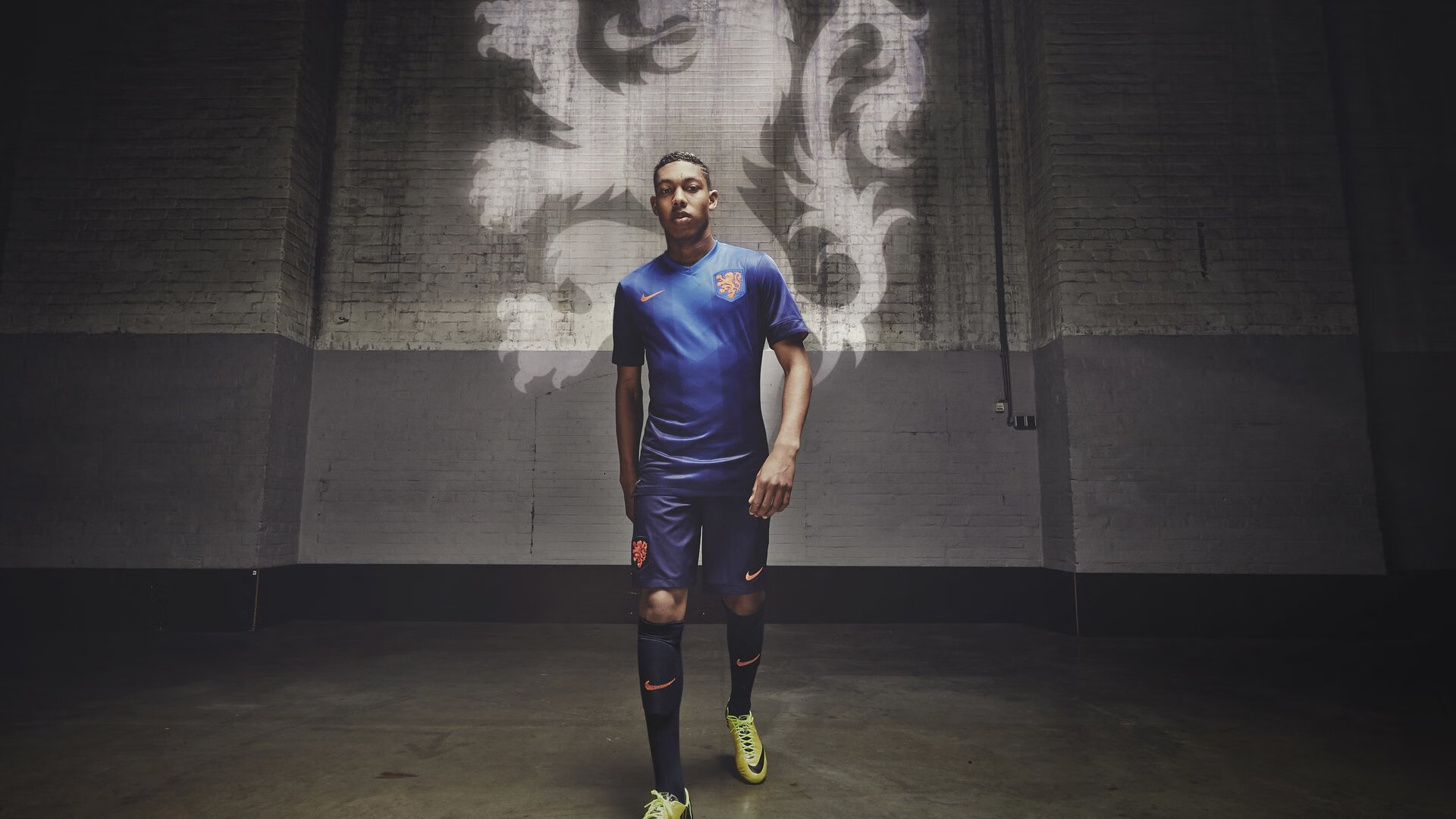 足球裁判助手AI软件优化边线判罚精度，足球裁判助理手势图解